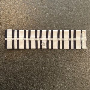 Black and white lululemon headband